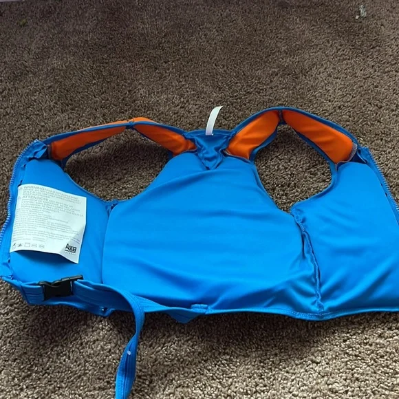 Life vest - Picture 2 of 4